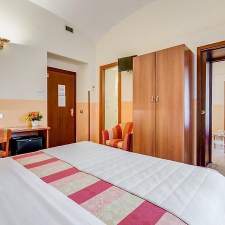 Domus Carmelitana Hotel โรม ภายนอก รูปภาพ
