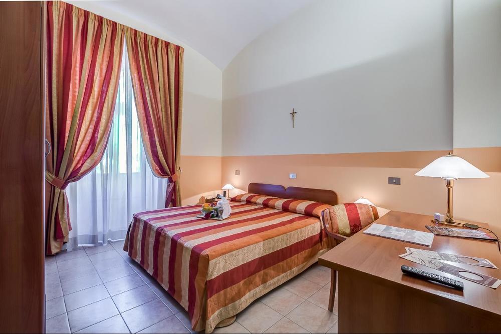 Domus Carmelitana Hotel โรม ภายนอก รูปภาพ