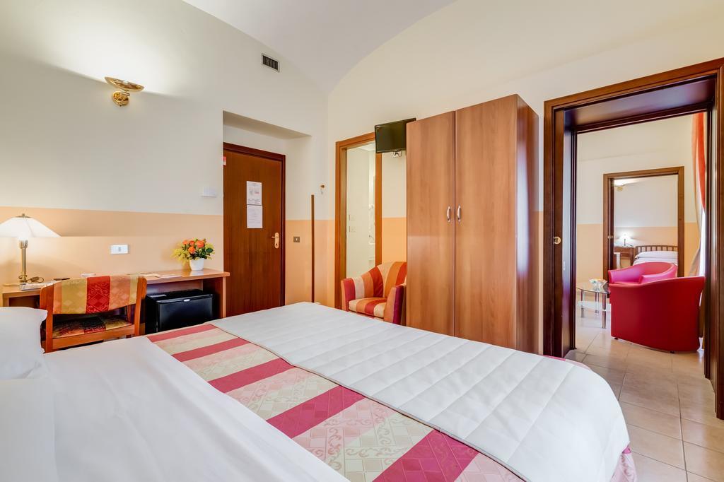 Domus Carmelitana Hotel โรม ภายนอก รูปภาพ