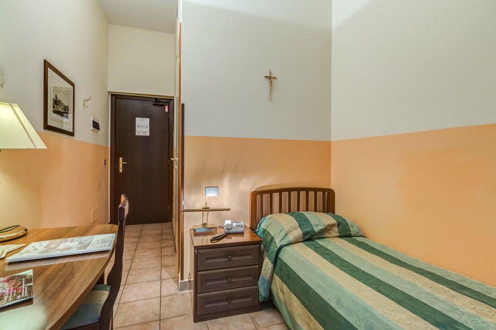 Domus Carmelitana Hotel โรม ภายนอก รูปภาพ