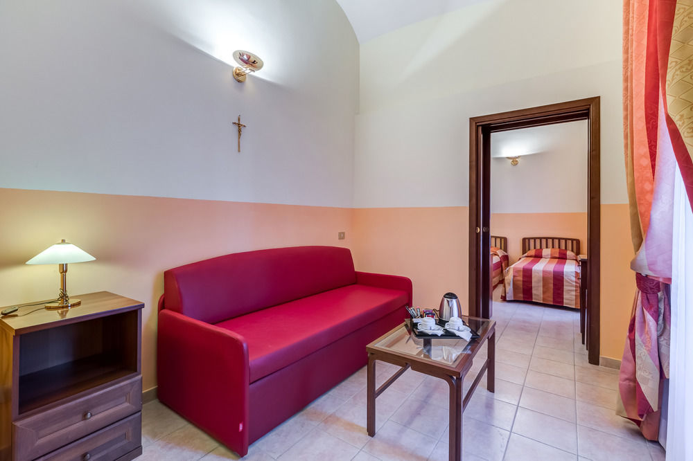 Domus Carmelitana Hotel โรม ภายนอก รูปภาพ