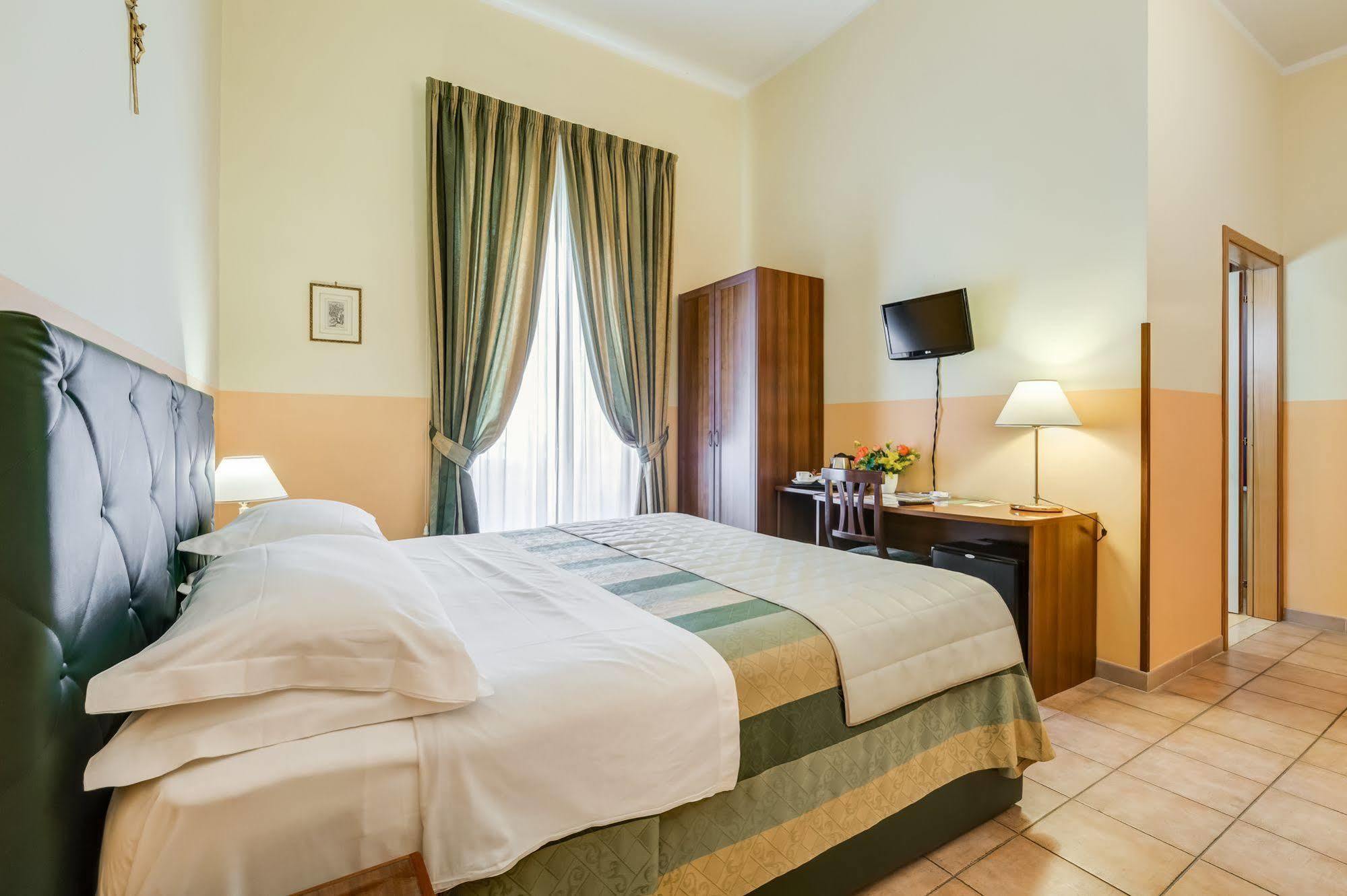 Domus Carmelitana Hotel โรม ภายนอก รูปภาพ
